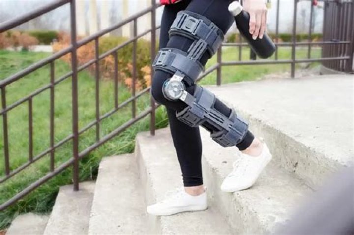 Do knee braces go over pants?