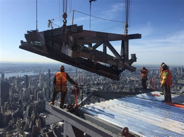 Do scaffold erectors have to tie off?