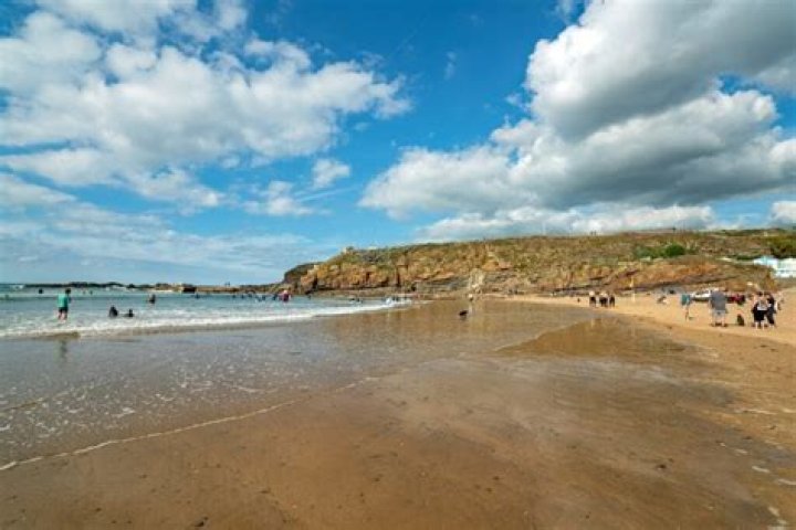 Has bude got a beach?