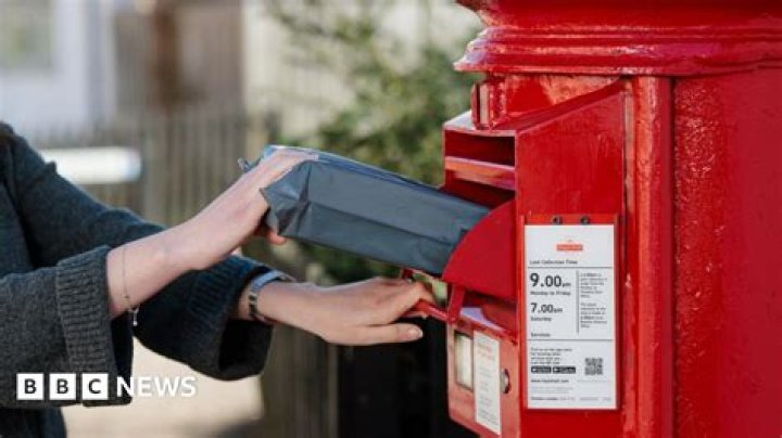 How much does a postie earn uk?