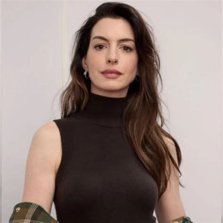 How old is anne hathaway?