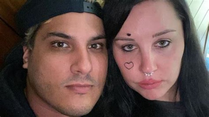 Is amanda bynes face tattoo?