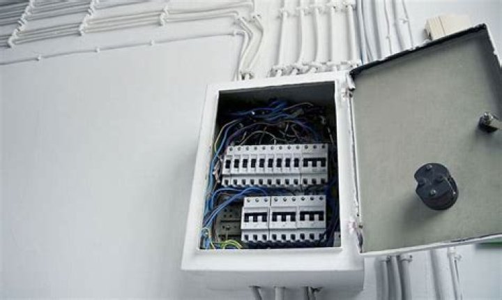 What breakers are compatible with crouse hinds?