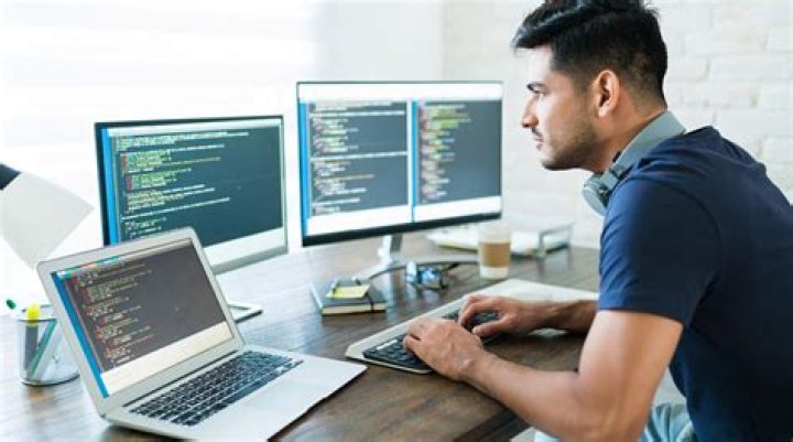 What is programer in computer?