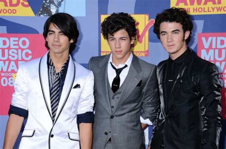 What jonas brother dated miley?