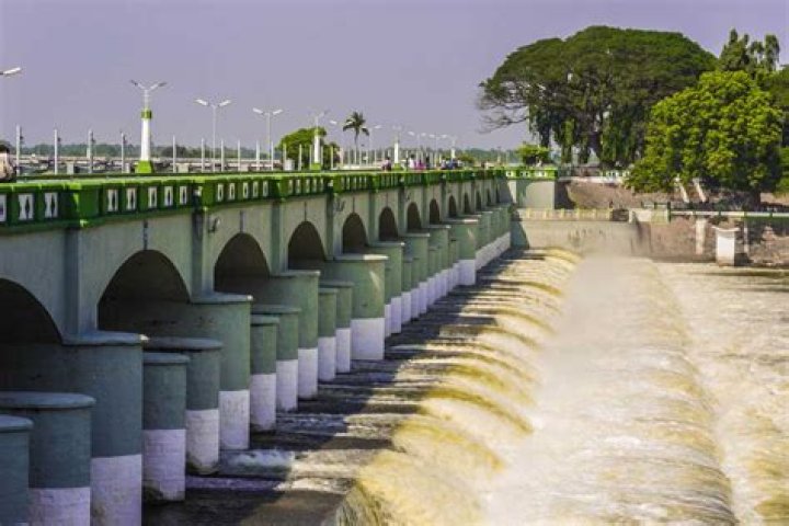 When kallanai dam was built?