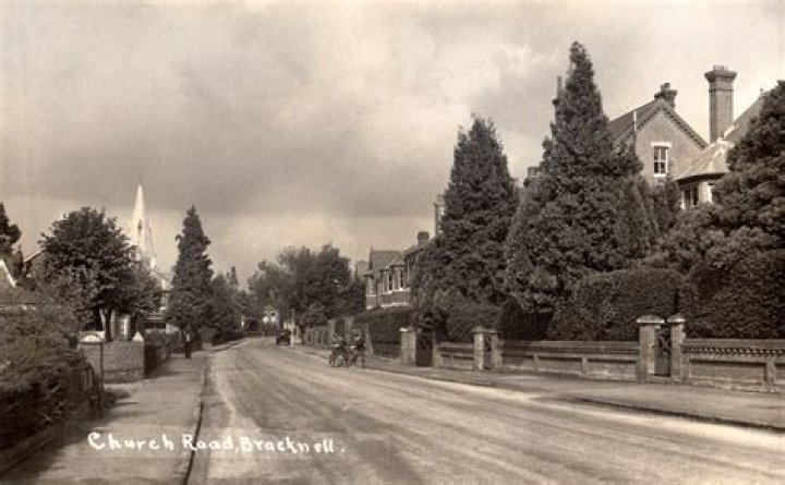 When was bracknell built?