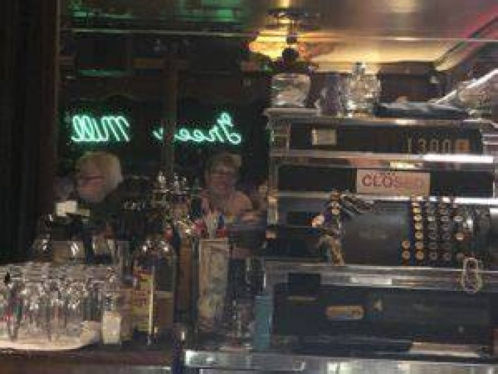 Where do chicago mobsters hang out?