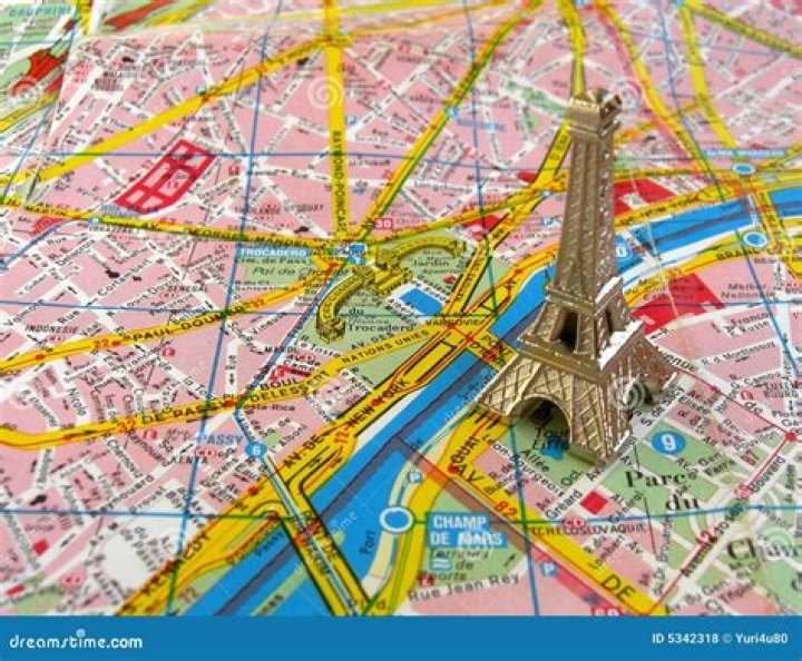 Where is eiffel tower situated?