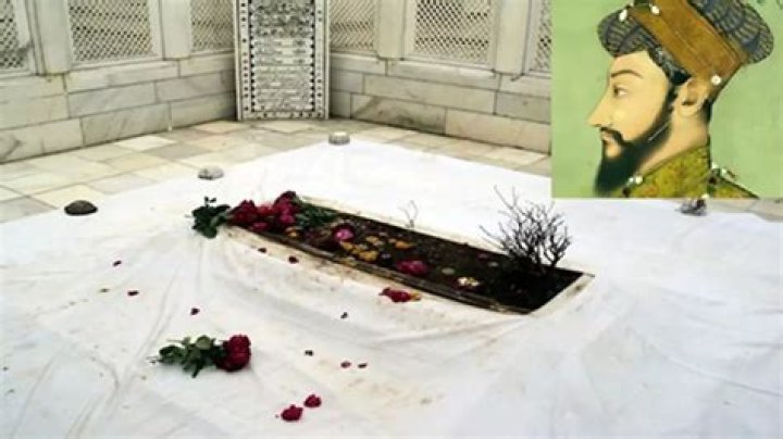 Which year aurangzeb died?