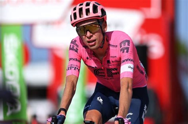 Why did hugh carthy abandon vuelta?